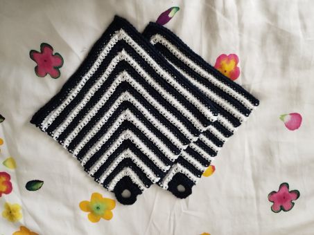 Topflappen Handarbeit schwarz-weiss 